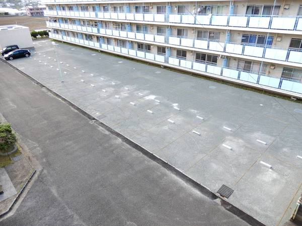 ビレッジハウス直方1号棟の駐車場