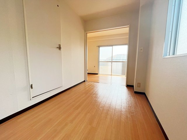 サンパレス仁川の居間・リビング|こちらの居間で趣味の時間をお楽しみください