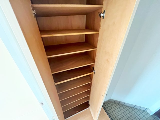サンパレス仁川の収納|ちょっとした収納スペースも充実しています