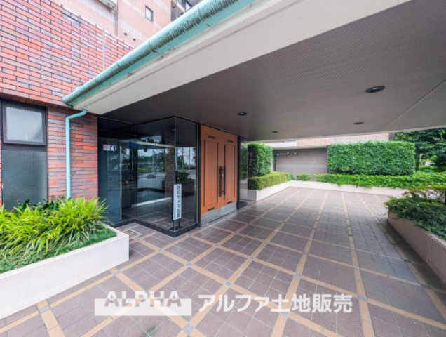 コスモ永山の外観|【Entrance】
◆エントランス◆重厚なドアーとロックらタイルのエントランスが住まう人を迎えてくれる。扉を開けると温もりと幸せと楽しさいっぱいの我が家に帰る事が出来る安心感。
