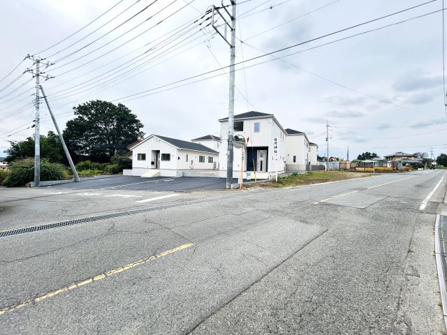 新築　前橋市富士見町時沢第10　クレイドルガーデン　１号棟の前面道路含む現地写真|現地写真　東側接道幅員約6.1ｍ