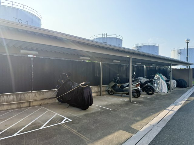 ブライトタウン磐田中泉の駐輪場|バイク置き場もゆとりある空間が広がっています。