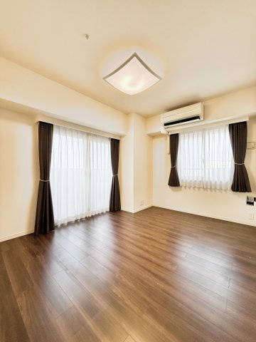 ブライトタウン磐田中泉の洋室|7帖の洋室です。角部屋のため２面採光で明るいです。