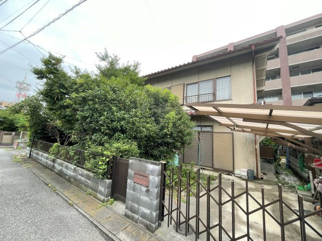 売地・古屋付き売地　熊谷市末広2丁目　住宅用地の前面道路含む現地写真|南面道路で陽当たり良好な立地！