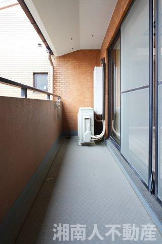 ライオンズテラス鵠沼のバルコニー|外からの目が気にならないバルコニーで洗濯物が干せます