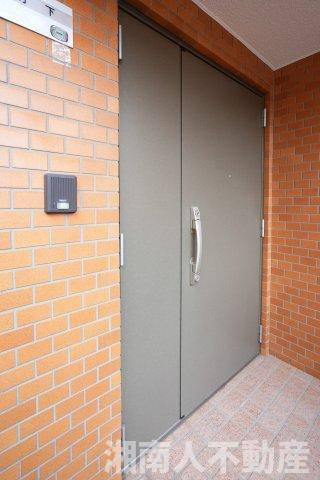 ライオンズテラス鵠沼の玄関|収納もある玄関です