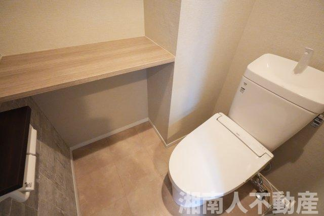 ライオンズテラス鵠沼のトイレ|落ち着いた色調のトイレです