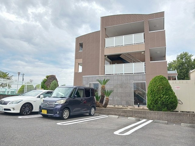 ミラン・ロワイヤルの駐車場