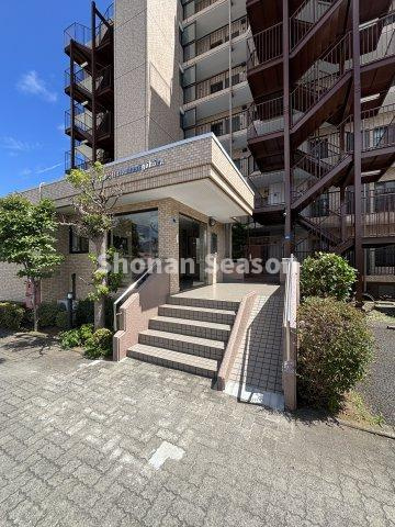 【外観】 | 学区：大原小学校まで徒歩３分とお子さまも安心して通学できますよ☆
＼お問い合わせは「湘南シーズン」まで／
