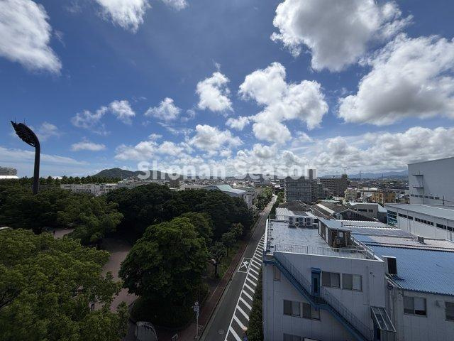 【居間・リビング】 | LDKと隣接した洋室を開放すれば家族みんなでくつろげる広々空間に◎
全居室フローリングで、お掃除しやすいです♪