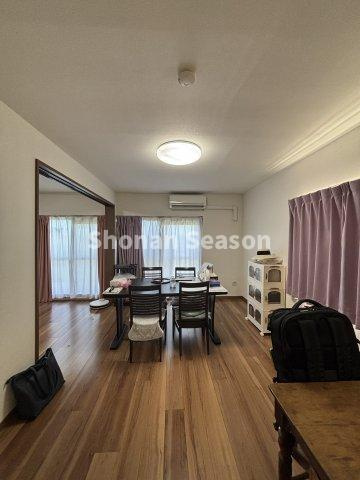 【居間・リビング】 | LDKと隣接した洋室を開放すれば家族みんなでくつろげる広々空間に◎
全居室フローリングで、お掃除しやすいです♪