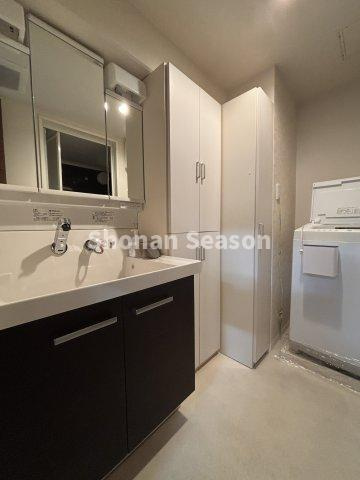 【独立洗面台】 | たくさん収納できる「洗面化粧台」で、朝の準備も快適に行えます◎　
