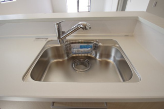 【キッチン】 | 【仲介手数料無料！！】川崎市麻生区王禅寺東6丁目　新築戸建て（全3棟）1号棟　5199万円 | 浄水器付き水栓