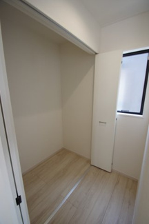 【収納】 | 【仲介手数料無料！！】川崎市麻生区王禅寺東6丁目　新築戸建て（全3棟）1号棟　5199万円 | キッチン横の収納