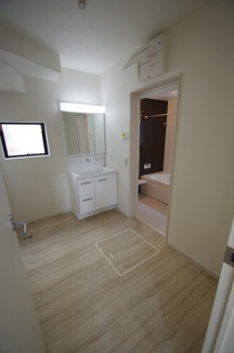 【脱衣所】 | 【仲介手数料無料！！】川崎市麻生区王禅寺東6丁目　新築戸建て（全3棟）1号棟　5199万円 | 洗面所が広いです