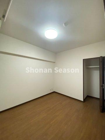 【洋室】 | キレイな住空間広がる全室には収納を完備しました♪