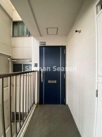 【玄関】 | 敷地内には駐車・駐輪・バイク置場もございます♪