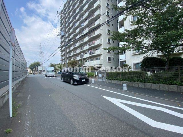 【周辺】 | 小・中学校や買い物施設（コンビニ・スーパー他）近く、周辺環境充実！
内見ご希望の際は、ぜひお気軽にお問合せ下さいね♪