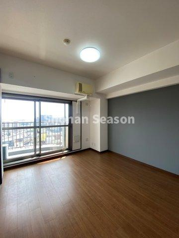 【居間・リビング】 | 10階部分のお部屋なので開放感があり、日照・風通りも良好ですよ♪