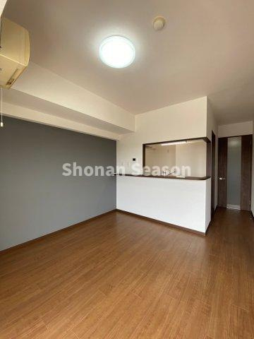 【居間・リビング】 | アクセントクロスで空間にメリハリをプラス◎居心地よい空間に♪