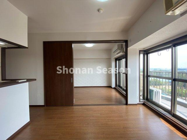 【居間・リビング】 | 専有面積59.57平米！総戸数204戸の大規模マンションです♪♪　
日勤で管理体制も良好ですよ。