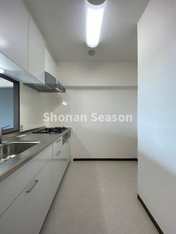 【キッチン】 | 吊戸棚付きで収納豊富！作業効率上がるシステムキッチンです♪