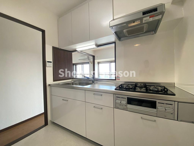 【キッチン】 | キッチンは対面式で、お料理しながら会話も楽しめますよ♪