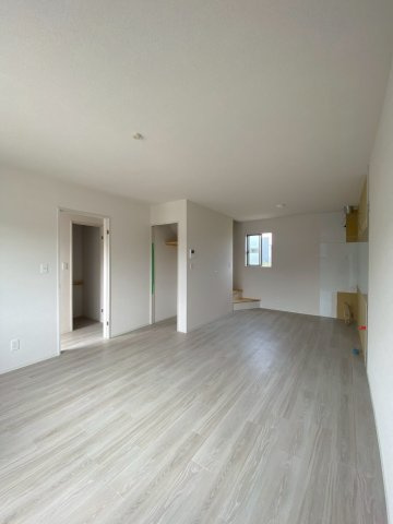 【居間・リビング】 | 若菜3LDK ikka若菜　 | 大きな窓から光が差し込む、心地良い空間