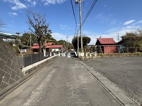 【前面道路含む現地写真】 | 伊勢原市上粕屋　土地（売地）建築条件なしNO.4　全6区画 | 伊勢原市上粕屋　土地（売地）建築条件なし　全6区画