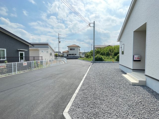 藤岡市本郷第2（全2棟）2号棟の前面道路含む現地写真