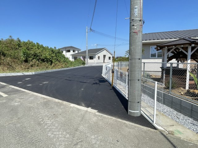 藤岡市本郷第2（全2棟）2号棟の前面道路含む現地写真