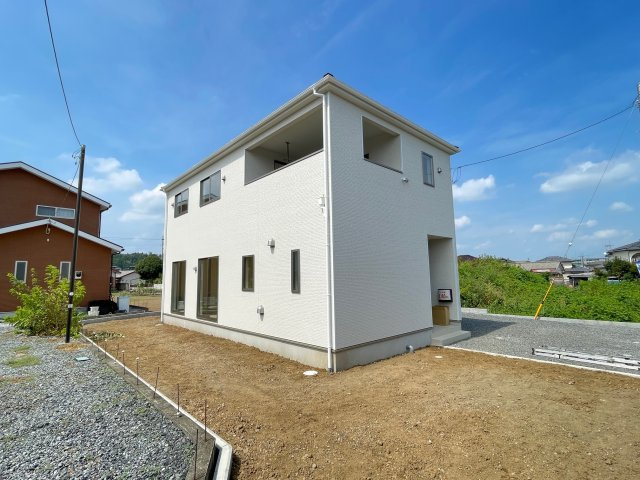 藤岡市本郷第2（全2棟）2号棟の外観|ナチュラルで飽きの来ないデザインは流行に左右されない家の形です。外構も綺麗に仕上がっています(^▽^)/
