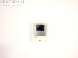 訪問者が来たときにテレビ画面で確認できるため、安心してドアを開けられます。録画機能があるものもあり、留守中に来訪者を記録しておくことができます。利便性が高く、セキュリティ面でも安心です