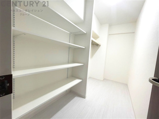 玄関入ってすぐにウォークインクローゼットがあり出かける前の荷物やベビーカーなども収納出来て大変便利です。