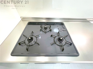 多数の調理器具を同時に使用でき、料理の効率化が可能。省エネで節約になり、様々な料理スタイルに適応できます。また、火力調整が独立しており、手入れや掃除もしやすく、今よりもっとお料理が楽しくなるかも。