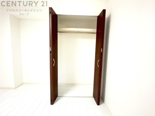 衣類やアクセサリー、小物類の収納が便利で整理整頓がしやすく、部屋の美観を保ちつつ、スペースを最大限に活用できます。衣服のしわやダメージを防ぎ、長持ちさせることができます。