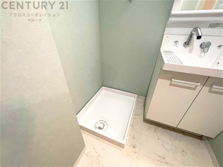 洗濯物の仕分け作業がしやすく、整理整頓が容易になります。洗濯音や湿気を他の部屋に持ち込まず、生活環境を快適に保ちます。上部を活用すれば収納スペースを確保でき洗剤や洗濯用品の整理もしやすくなります。