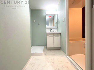 衣服の収納や脱ぎ着や整理整頓がしやすく、湿った衣類を乾燥させるスペースがありカビや臭いの発生を防ぎます。床の汚れを他の部屋に持ち込まず清潔を保つことができます。また快適な入浴環境の整備にも役立ちます。