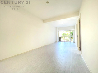 キッチン前のダイニングスペース　カウンターキッチンから料理の受け渡し等に便利です。ダイニングセットを置いても十分な広さを確保。