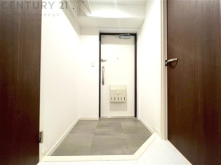 大きな玄関収納付きの玄関です　家族皆様の履物をしっかり収納できます
