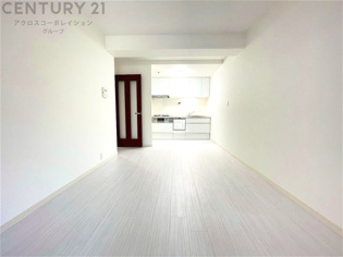 リビングダイニングは家族や友人とのコミュニケーションを楽しむ場所でくつろぎながら食事や会話を楽しめ、多目的に利用できリラックスできる空間です。家庭内の中心として機能し、快適な生活をサポートします。