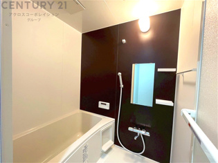 シンプルな設計と使いやすさを備え、簡便なメンテナンスが可能です。またミラー・小物置き場もあり便利です。