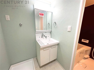 化粧品や洗顔料、歯ブラシなどの必需品をまとめて置ける収納スペースがあり、使用するたびに取り出す手間が省けます。また、水回りのため、濡れても大丈夫な素材が使用されており、お手入れが簡単です。