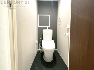 温水洗浄便座付トイレは温水洗浄機能により、暖かい水でおしりを洗浄することができ、冷たい水を使う従来の便座に比べ、温水洗浄機能で暖かいトイレを提供し、快適な使用を可能にします。