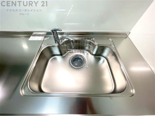 大きなシンクでお鍋などの大きな調理器具を洗う際にも便利です。