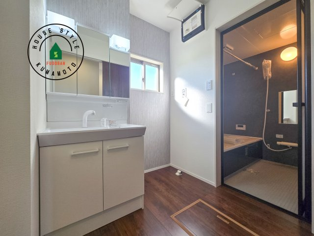 菊池郡菊陽町馬場楠第1-2棟（1号棟）　の脱衣所|ゆとりの洗面スペースで朝の身支度もスムーズに。暮らしを快適に変えるシャワー付洗面台です！