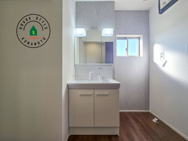 菊池郡菊陽町馬場楠第1-2棟（1号棟）　の独立洗面台|毎日使うものだから清潔な空間を保ちたい水回り。洗面にはそんな願いを解消させてくれる収納アイデアが満載です。三面鏡の裏側にはキャビネットが現れ小物から背の高い物まで収納できます。