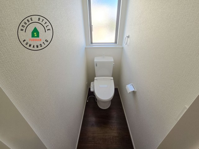 菊池郡菊陽町馬場楠第1-2棟（1号棟）　のトイレ|温水洗浄便座を完備しております。2ヶ所にトイレがあるのは朝の慌ただしい時間も安心です。