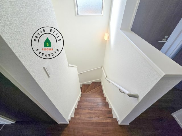 菊池郡菊陽町馬場楠第1-2棟（1号棟）　の内装|階段からも明るい光が入ります。採光や通風も階段の重要な役割です。