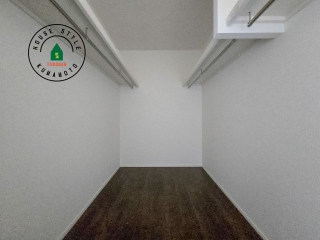 菊池郡菊陽町馬場楠第1-2棟（1号棟）　の収納|洋服や大きな荷物が多い方や人数の多いご家族などは、一般的なクローゼットよりもウォークインクローゼットのほうが使い勝手が良いです。